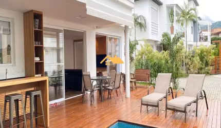 Casa  em Condomínio à Venda em Maresias - 4 Quartos, 4 Suítes, 2 Salas e 220m² - São Sebastião-SP