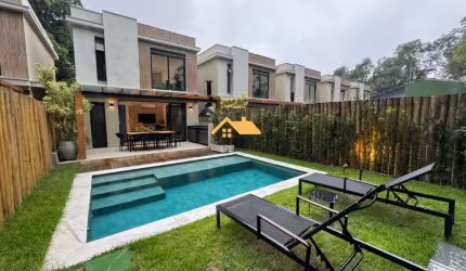 Casa de alto padrão em condomínio de luxo em Juquehy, São Sebastião-SP: 4 quartos, 4 suítes, 3 salas, 4 banheiros, 2 vagas de garagem, 220m². Venda ou locação!