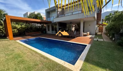 Casa de luxo em condomínio à venda em Maresias, São Sebastião-SP: 4 quartos, 4 suítes, 3 salas, 4 banheiros, 4 vagas, 300m².
