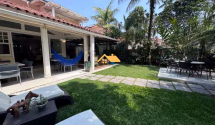 Luxuosa Casa em Condomínio à Venda em Juquehy, São Sebastião-SP: 4 Quartos, 4 Suítes, 3 Salas, 4 Banheiros, 2 Vagas, 305m².