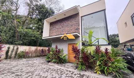 Casa de Alto Padrão em Condomínio para Locação em Boiçucanga, São Sebastião-SP: 3 Quartos, 3 Suítes, 2 Salas, 3 Banheiros, 2 Vagas, 120m²!