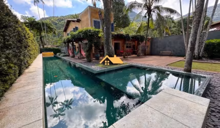 Casa de luxo em Maresias, São Sebastião-SP: 5 quartos, 5 suítes, 3 salas, 5 banheiros, 4 vagas de garagem, 200m² de área.
