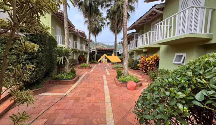 Casa em Condomínio à Venda em Barra do Sahy, São Sebastião-SP  3 Quartos, 1 Suíte, 2 Salas  100m²  Piscina Aquecida  Garagem