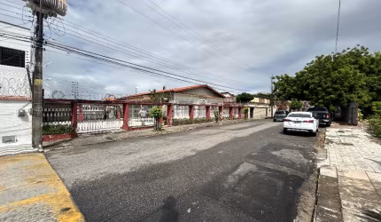 Casa plana em ótima localização ideal para restaurantes ou prédio residencial .