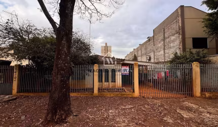 Terreno à venda com 504m², 02 casas locadas na Vila Marumby, Maringá, PR