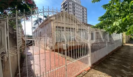 CASA NO BAIRRO ALTO COM VOCAÇÃO COMERCIAL