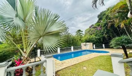 Maravilhosa casa no condomínio GRAN MORADA sobrado para venda tem 380 m² com 4 Suítes PISCINA
