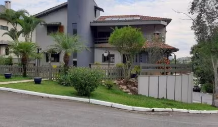 Belíssima casa no CONDOMÍNIO ARUJAZINHO V com 351 m² NA FRENTE DO LAGO 3 suítes PORTEIRA FECHADA