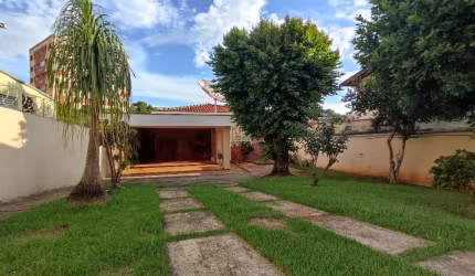 Casa ampla à venda.