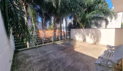 Casa Geminada Triplex em Condomínio na Vila Ipojuca