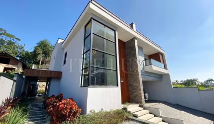 Casa para Venda em Joinville, América, 4 dormitórios, 2 suítes, 5 banheiros, 2 vagas