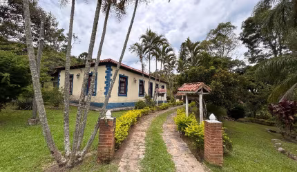 Magnífico sítio com 3 casas, à venda