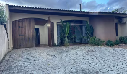 Casa com 3 quartos à venda na Rua Clemente Zetola, Três Marias, São José dos Pinhais, 132 m2 por R$ 980.000