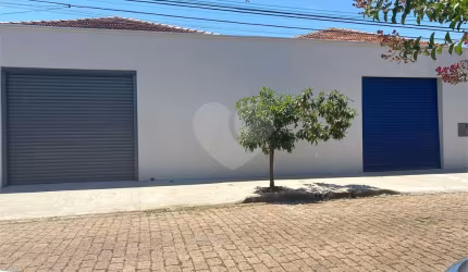 Salão Comercial à venda ou para locação em Vila Vitória || - SP