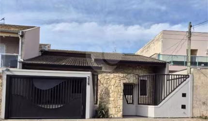 Casa térrea com 3 quartos à venda em Jardim Regina - SP