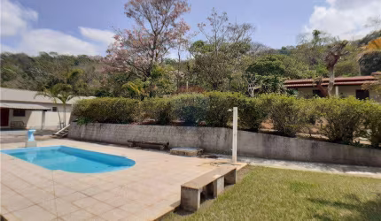 Excelente casa/chácara com duas casas, piscina, muito espaço verde, linda vista e que permite financiamento