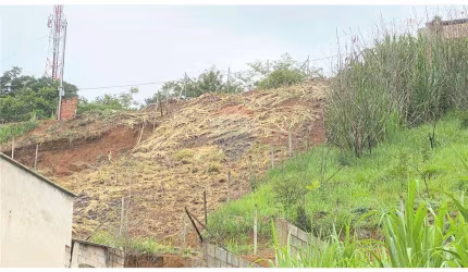 TERRENO CERCADO PELA NATUREZA