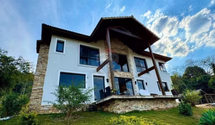 Casa  em Condomino fechado à Venda em Juiz de Fora: 4 Quartos, Piscina aquecida  e Muito Mais!