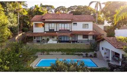 Encantadora propriedade à venda em Juiz de Fora, rodeada por exuberante área verde: a tranquilidade do campo e a proximidade da cidade