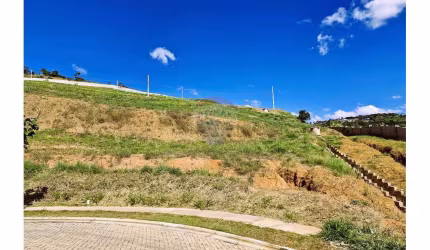 Lote em aclive no Estrela do Lago, com vista e privacidade