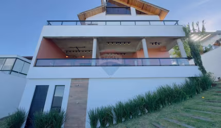 Casa em condomínio com quatro quartos alto padrão