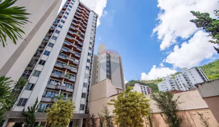 Apartamento reformado, com 3 quartos e 1 vaga de garagem