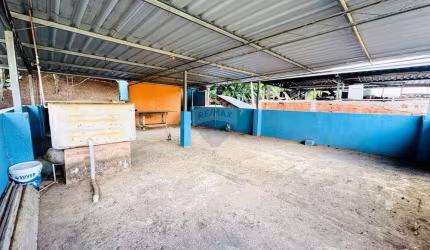 Excelente Casa com loja e estrutura para construção de outra casa por cima