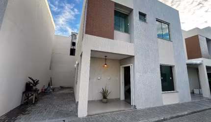 Casa com 3 Suítes em Cond. Fechado - Atalaia