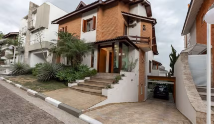 Versátil casa em condomínio para venda com 4 quartos, sendo 4 suítes, 400m²