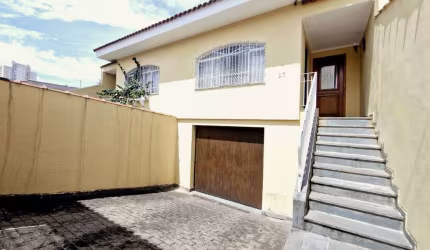 Elegante casa tipo para venda com 4 quartos, sendo 1 suíte, 172m²