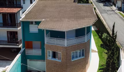 Atraente casa em condomínio para venda com 5 quartos, sendo 4 suítes, 370m²