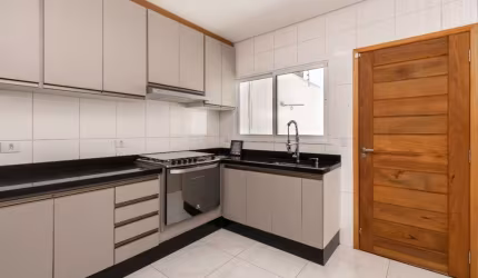 Funcional sobrado para venda com 3 quartos, sendo 1 suíte, 107m²