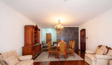 Agradável sobrado para venda com 3 quartos, sendo 1 suíte, 243m²