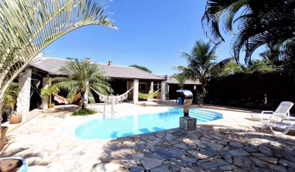 Versátil casa tipo para venda com 4 quartos, sendo 1 suíte, 285m²