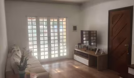 Confortável casa tipo para venda com 4 quartos, sendo 1 suíte, 180m²