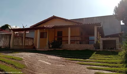2 Dorms | 6 Vagas | 200 m² construída | 450 m² do terreno