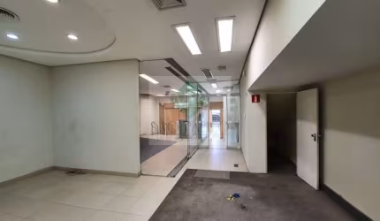 Aluguel de Loja Comercial de Alto Padrão no Centro de São Caetano do Sul-SP: 240m², 2 Banheiros.