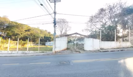 Área a venda com 5000 m² de terreno.