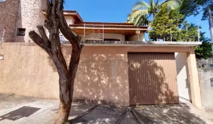 Casa comercial com 240m² no Parque Campolim