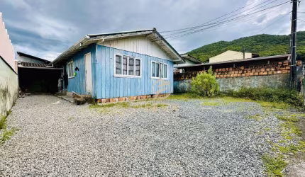 Venda: Terreno com Casa de Madeira e 3 Kitnets - Fazenda - Itajaí/SC