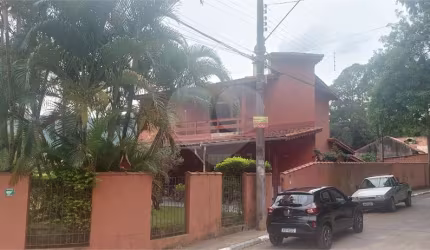 Sobrado com 4 quartos à venda em Lavapés - SP
