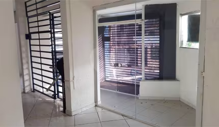 Prédio inteiro à venda ou para locação em Vila Carbone - SP