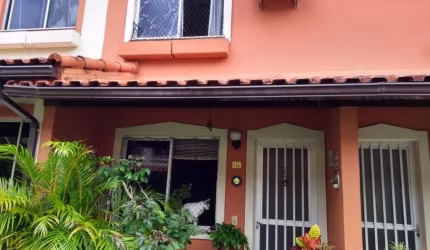 Pechincha casa 2 quartos em condomínio 275 mil