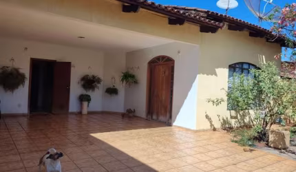 Casa térrea ampla à venda em região nobre, ideal para moradia ou investimento