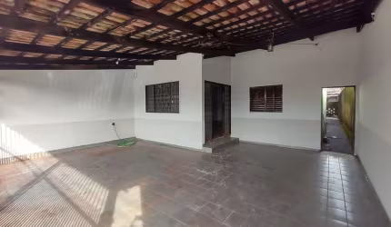 Casa Espaçosa e Escriturada! Pronta para Morar ou Investir!