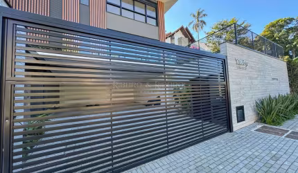 Sobrado Triplex com elevador e  piscina!