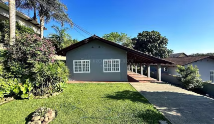 CASA COM TERRENÃO