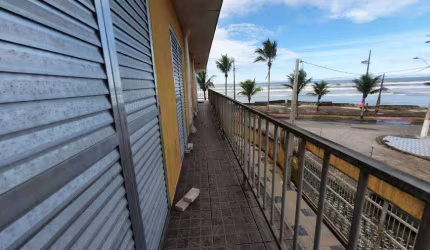 Casa com piscina de frente para o mar