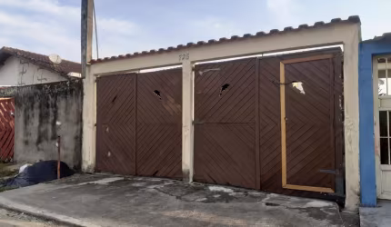 CASA COM 2 DORMITÓRIOS E VAGA PARA 4 CARROS