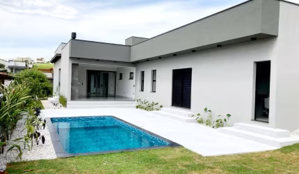 Casa Térrea com Três Suites e Piscina Aquecida no Condomínio Flamboyant